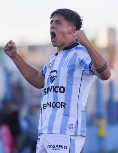 Jugador de Racing de Córdoba celebrando con los puños en alto