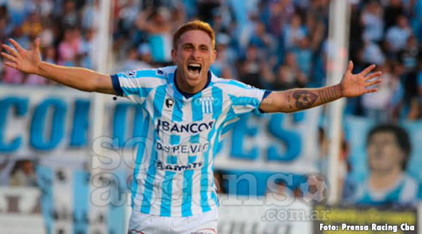 Jugador de Racing de Córdoba festejando un gol con los brazos abiertos